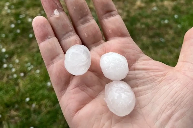 Mano con piedra de granizo
